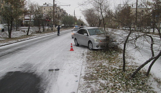БРАТЧАНИН ОКАЗАЛСЯ НЕ ГОТОВ К ПЕРВОМУ СНЕГУ, НА МАШИНЕ ОН СБИЛ РЕБЕНКА И ВРЕЗАЛСЯ В ДЕРЕВО