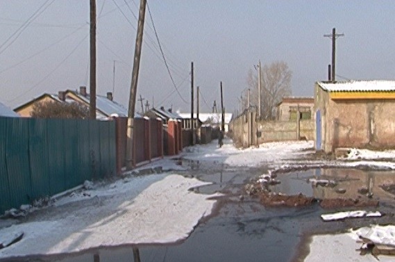 НЕ УСПЕЛИ КОММУНАЛЬЩИКИ ВИХОРЕВКИ РЕШИТЬ ПРОБЛЕМЫ С ОТОПЛЕНИЕМ, КАК В ГОРОДЕ ПРОРВАЛО КАНАЛИЗАЦИЮ