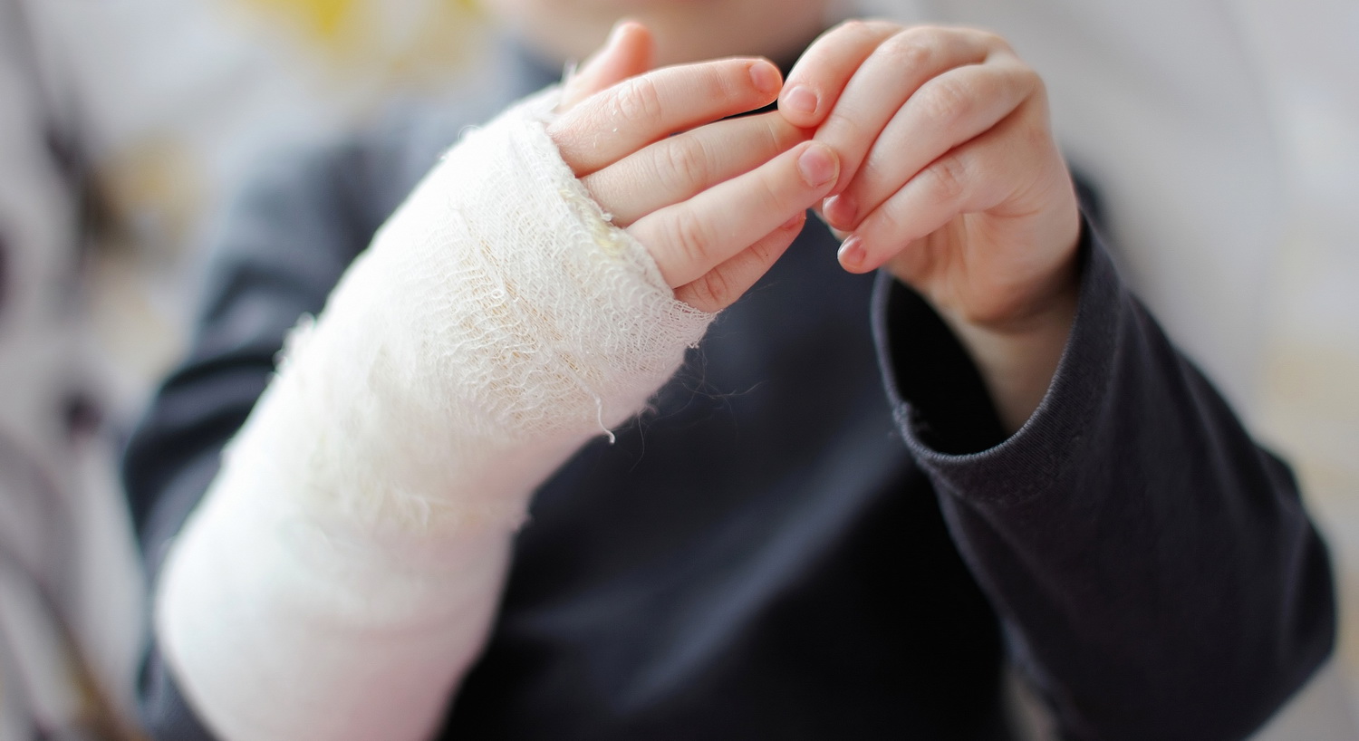 В БРАТСКЕ РЕБЕНОК ПОЛУЧИЛ ОЖОГИ РУК В ГОРЯЩЕЙ ТРАВЕ