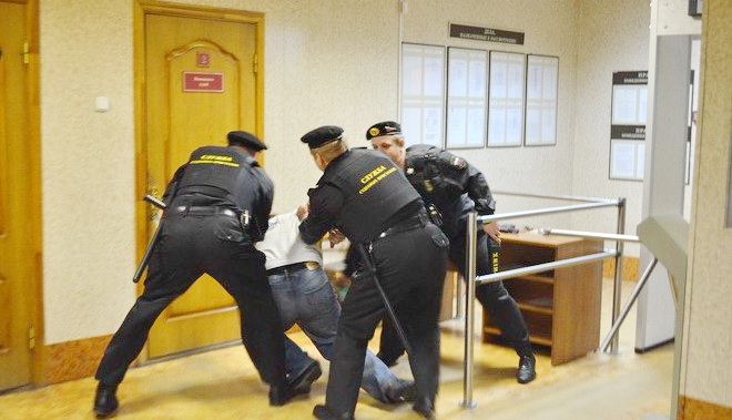 В КОГО ХОТЕЛ СТРЕЛЯТЬ БРАТЧАНИН, ПЫТАВШИЙСЯ ПРОНЕСТИ ПИСТОЛЕТ В СУД?