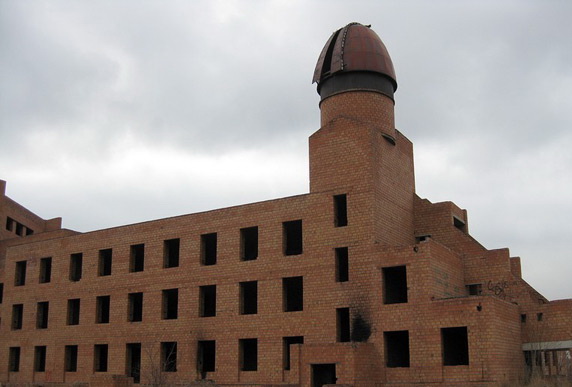 В БРАТСКЕ С КРЫШИ НЕДОСТРОЕННОГО ДОМА ПИОНЕРОВ УПАЛ ПОДРОСТОК