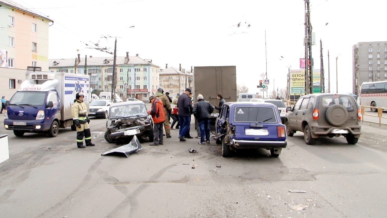 СРАЗУ 4 МАШИНЫ БЫЛИ ПОКОРЕЖЕНЫ ПОСЛЕ ДТП НА АВТОСТАНЦИИ БРАТСКА