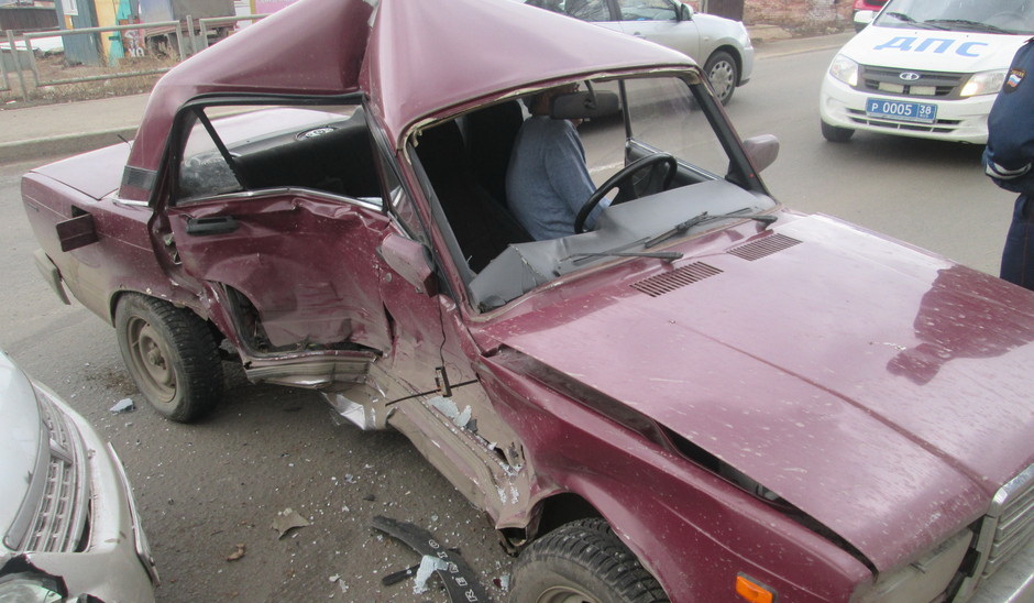 В БРАТСКЕ «ЖИГУЛИ», ПОПАВШИЕ В ДТП НА УЛИЦЕ ПИХТОВОЙ, ВРЯД ЛИ ПОДЛЕЖАТ ВОССТАНОВЛЕНИЮ