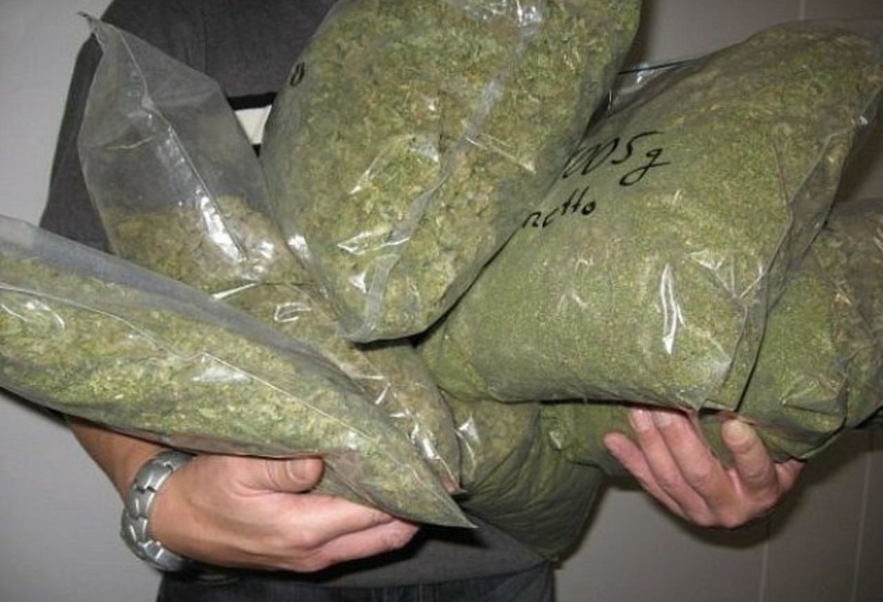 ПОЛИЦЕЙСКИЕ ПРИАНГАРЬЯ ИЗЪЯЛИ КРУПНУЮ ПАРТИЮ МАРИХУАНЫ