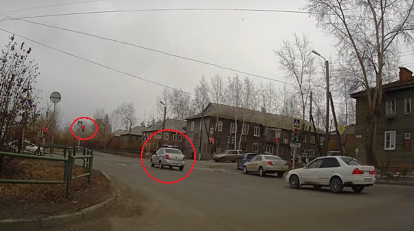 В БРАТСКЕ В ОБЪЕКТИВ КАМЕРЫ ПОПАЛА ПОЛИЦЕЙСКАЯ МАШИНА, ГРУБО НАРУШИВШАЯ ПДД (ВИДЕО)