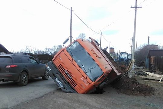 В ВИХОРЕВКЕ НА УЛИЦЕ ГОРЬКОГО В ЯМУ ПРОВАЛИЛСЯ КАМАЗ