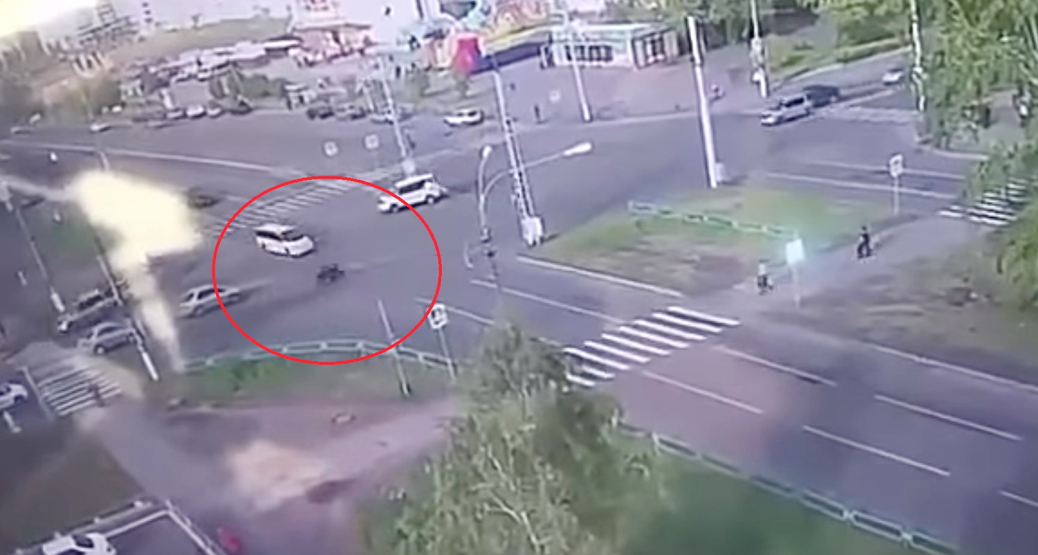 В БРАТСКЕ В ОБЪЕКТИВ КАМЕРЫ НАРУЖНОГО НАБЛЮДЕНИЯ ПОПАЛА СТРАШНАЯ АВАРИЯ